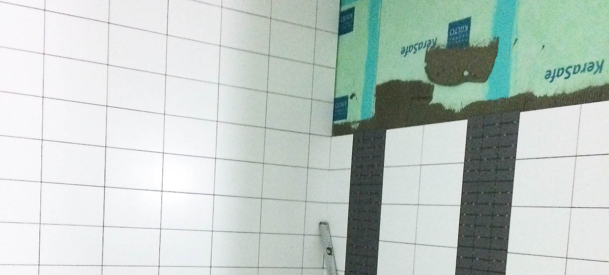 Kakel som monteras i ett badrum